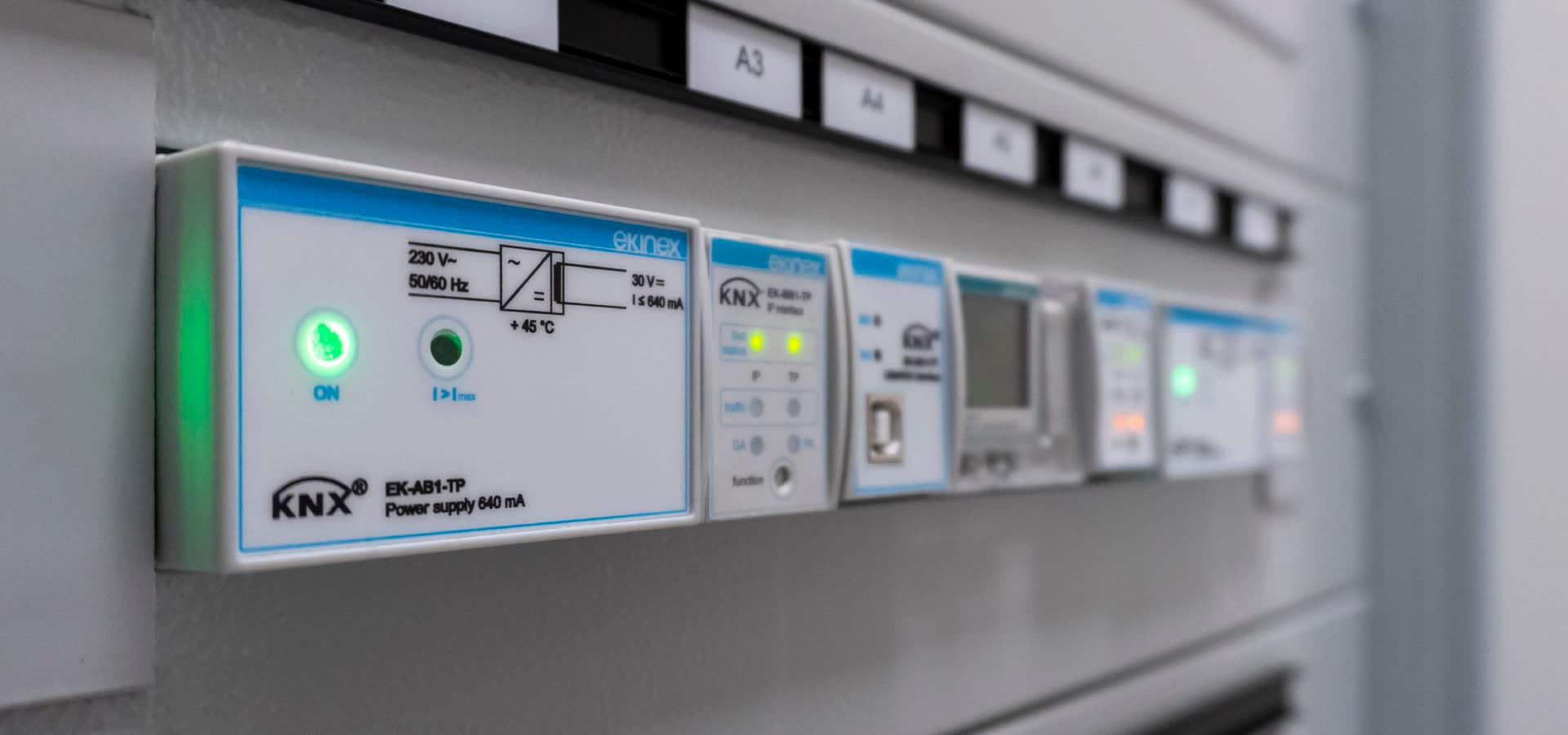 KNX-komponentit DIN-kiskolla jakokeskuksessa. Moottori, joka ohjaa jokaista väylän seinälaitetta.